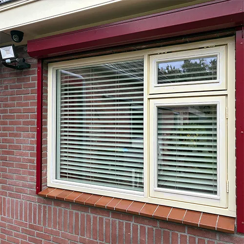Kozijn met dubbel glas en rolluik