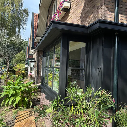 Zwarte erker met HR++ beglazing